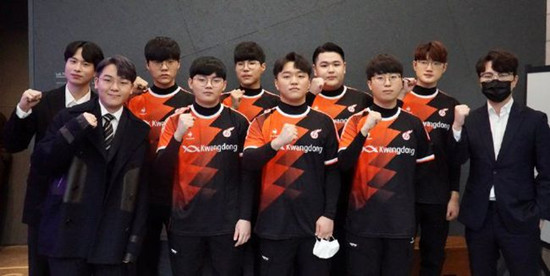 中的徽章与 中的徽章与